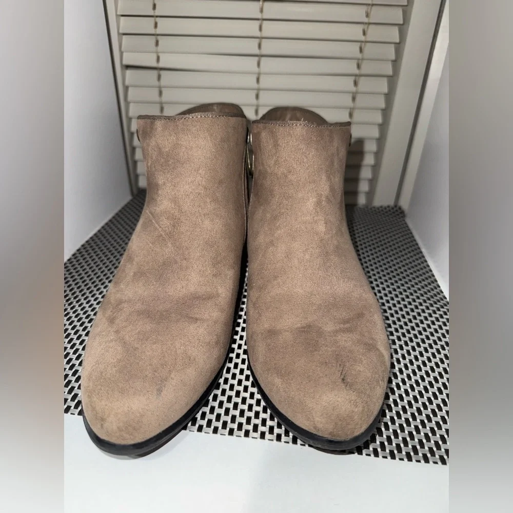 Women's Ankle Boots Daisy Fuentes Ankle Booties – Size 9W